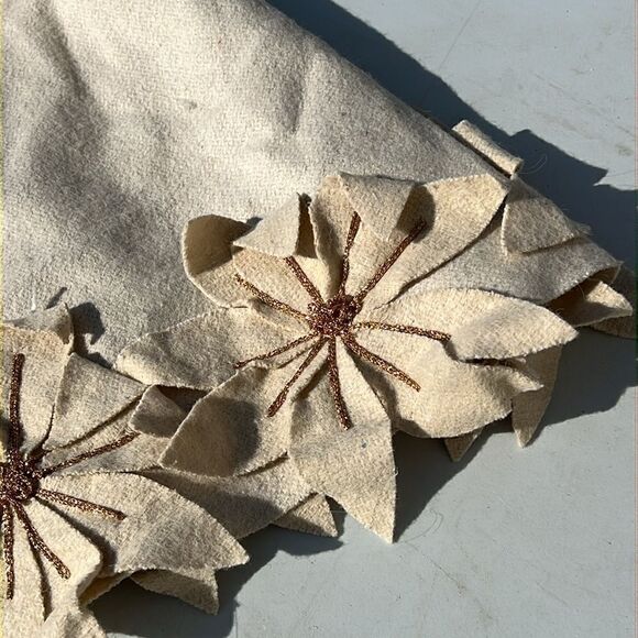 Christmas Tree Skirt Beige & Gold Poinsettias Wool By MAX STUDIO Home 52" New - Picture 6 of 7
